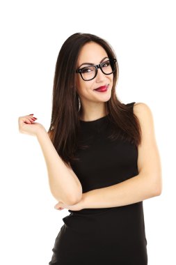 Beyaz bir arka plan üzerinde siyah elbiseli genç esmer kadın