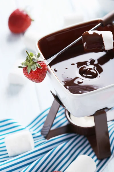 Fondue de chocolate com bagas frescas — Fotografia de Stock