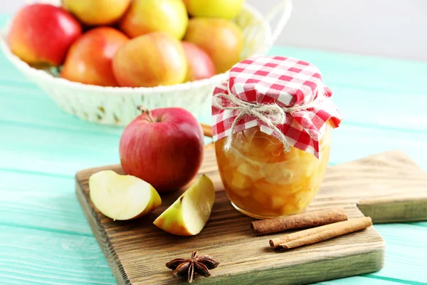 Яблучне варення в банці — стокове фото