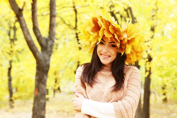 Beautiful young girl in a park in autumn, outdoors — Stock Photo, Image