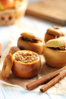 Tablo üzerinde pişmiş elma