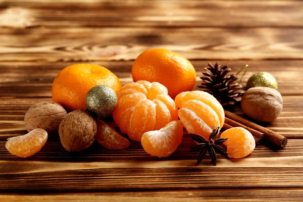 Mandarinas maduras com decoração de Natal — Fotografia de Stock