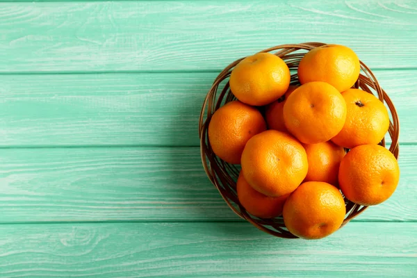 Ripe mandarins in basket — Stock Photo, Image