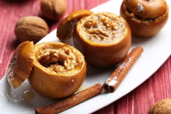 Manzanas al horno en plato — Foto de Stock