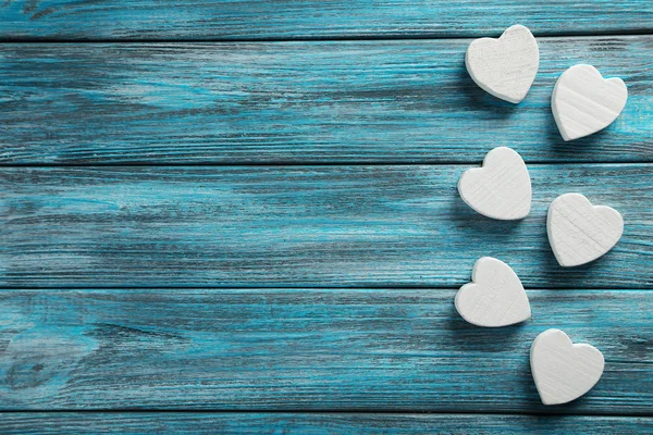 Love hjärtan på en blå trä bakgrund — Stockfoto