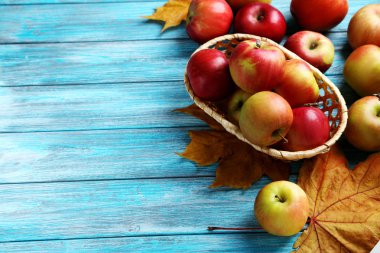 Taze elma sepeti ile sonbahar yaprakları