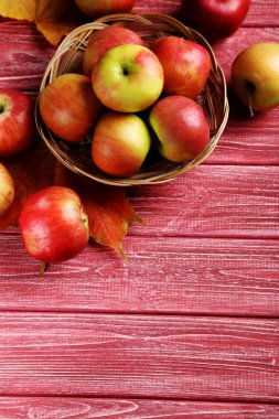 Taze elma sepeti ile sonbahar yaprakları