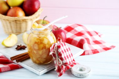 elma reçel kavanoz içinde