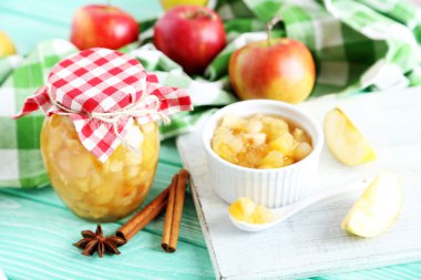 Elma reçel kavanoz ve kase