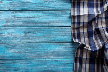 Tahta masadaki peçete.