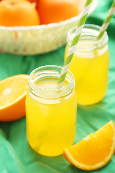 Jugo de naranja en botellas —  Fotos de Stock