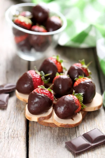 Świeże truskawki zanurzone w ciemnej czekoladzie — Zdjęcie stockowe