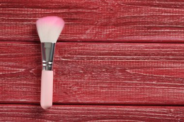 Pembe makyaj fırça