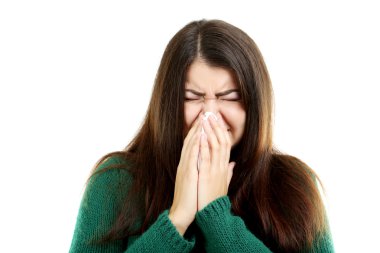 Beyaz bir arka plan üzerinde hasta kız