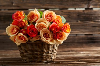 sepet içinde turuncu gül buketi