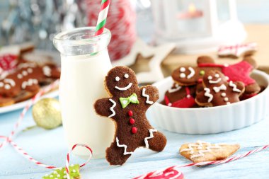 Gingerbread çerezleri şişe süt ile