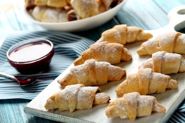 Croissants caseiros frescos em uma mesa de madeira azul — Fotografia de Stock