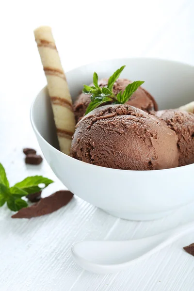 Sladké čokoládové zmrzliny v misce — Stock fotografie