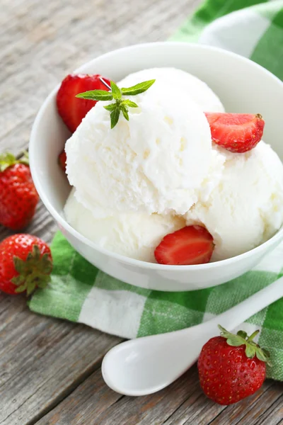 Eis in Schüssel mit Erdbeeren — Stockfoto