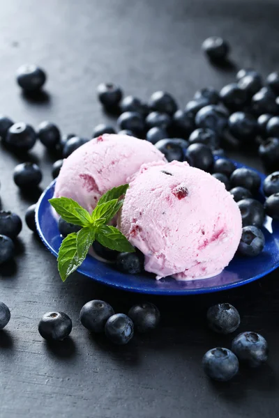 Морозиво з м'ятою та чорницею — стокове фото