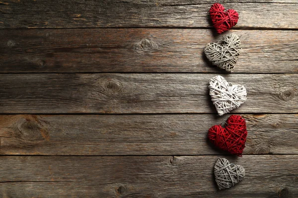 Sevgi kalpleri gri bir ahşap zemin üzerine — Stok fotoğraf