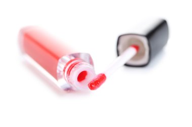 Kırmızı dudak parlatıcısı