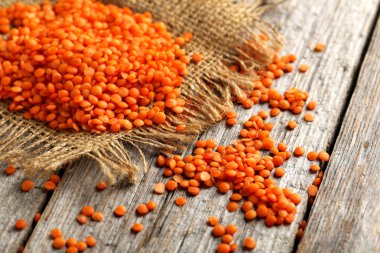 Gri bir ahşap masa üzerinde kırmızı mercimek