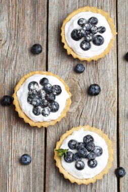 Yaban mersini ile tatlı tartlets