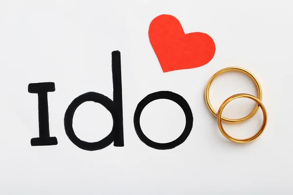 赤いハートと言葉に乗せて私の結婚指輪 — ストック写真