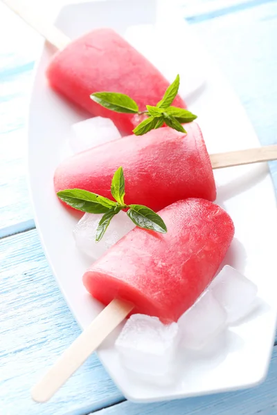 Paleta de sandía en el plato — Foto de Stock