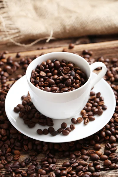 Κόκκοι καφέ σε φλιτζάνι — Φωτογραφία Αρχείου
