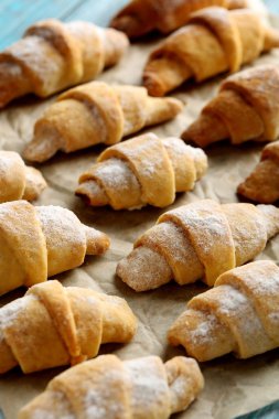 Ev yapımı taze kruvasanlar