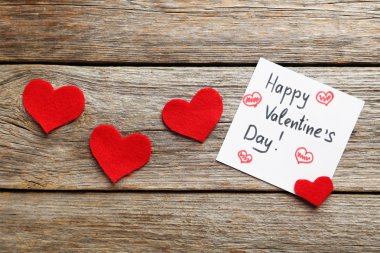 Kırmızı Kalpler ve kağıt