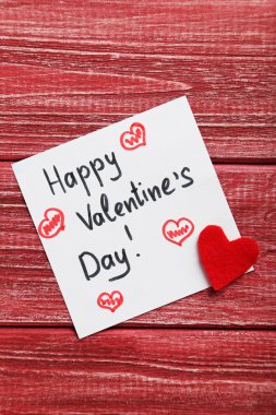 Kırmızı Kalpler ve kağıt