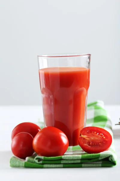 Φρέσκες ντομάτες κόκκινο στο καλάθι και ντομάτα χυμό — Φωτογραφία Αρχείου