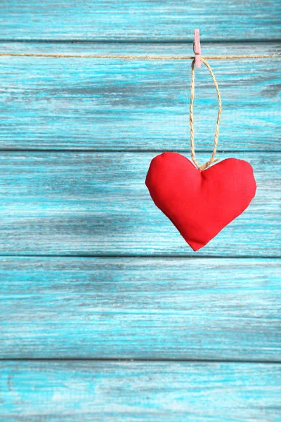 Coração de amor pendurado na corda — Fotografia de Stock