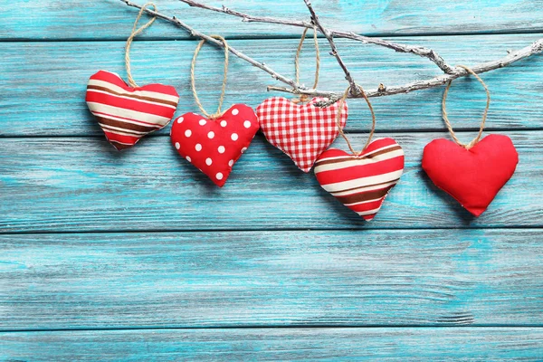 Coeurs d'amour suspendus à une branche d'arbre — Photo