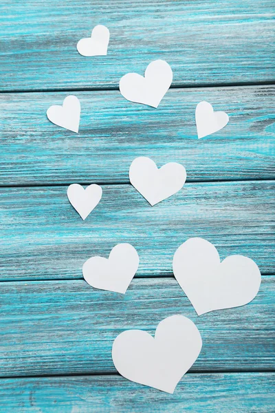 Vita hjärtan på bord — Stockfoto