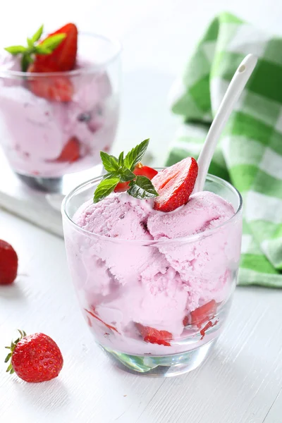 Ice cream in glazen met aardbeien — Stockfoto