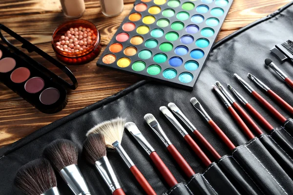 Pinceles de maquillaje y cosméticos — Foto de Stock