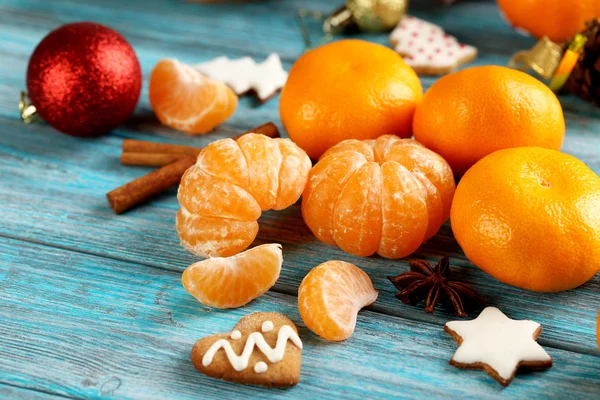 Mandarinas maduras com biscoitos de gengibre — Fotografia de Stock