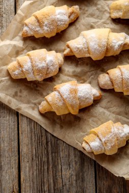 Ev yapımı taze kruvasanlar