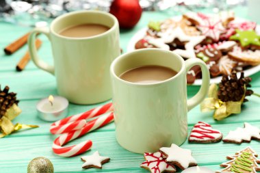 Gingerbread çerezleri sıcak kahve ile