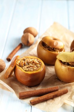 Tablo üzerinde pişmiş elma