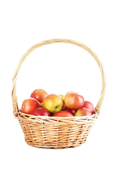 Manzanas frescas en cesta — Foto de Stock