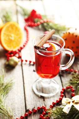 Cam gri ahşap masa üzerinde mulled şarap