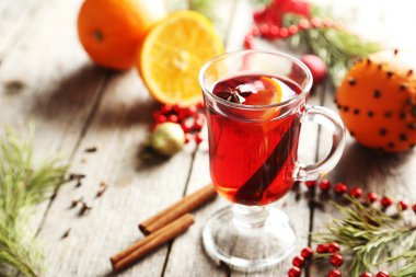 Cam gri ahşap masa üzerinde mulled şarap