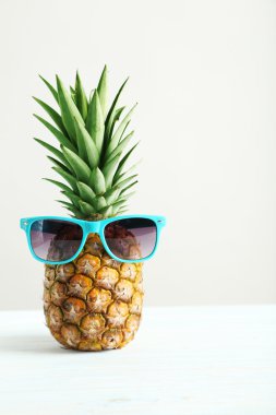 Güneş gözlüklü olgun ananas