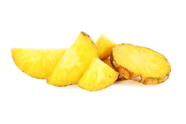 Plakjes ananas geïsoleerd op een witte — Stockfoto