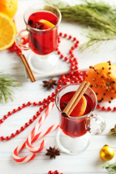 Mulled wine in glass on white wooden table — Stock Photo, Image